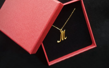 Wisiorki literki to już prawdziwy fenomen Srebrne wisiorki literki